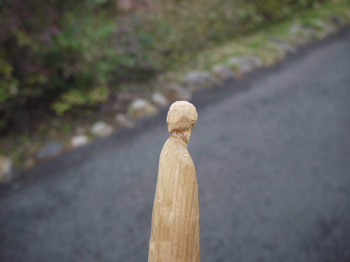 【H40319】木彫 一刀彫 細長い人形 インテリア オブジェ ※ジャンク扱い_画像8