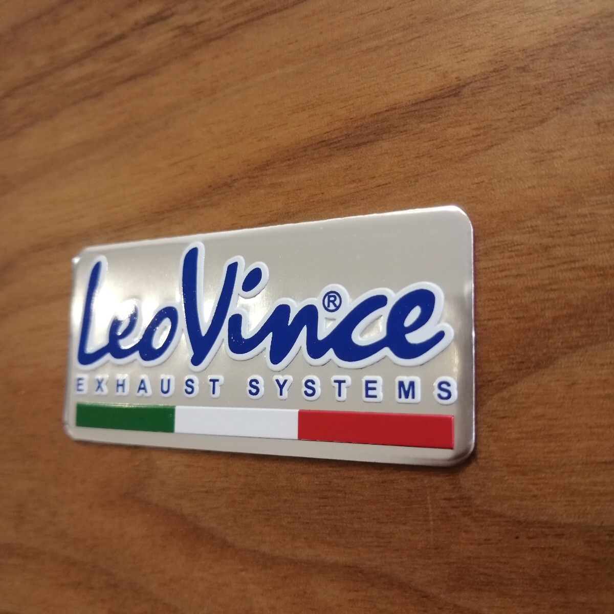 LeoVince（レオヴィンチ）アルミ耐熱ステッカー 縦35㎜×横75㎜_画像3