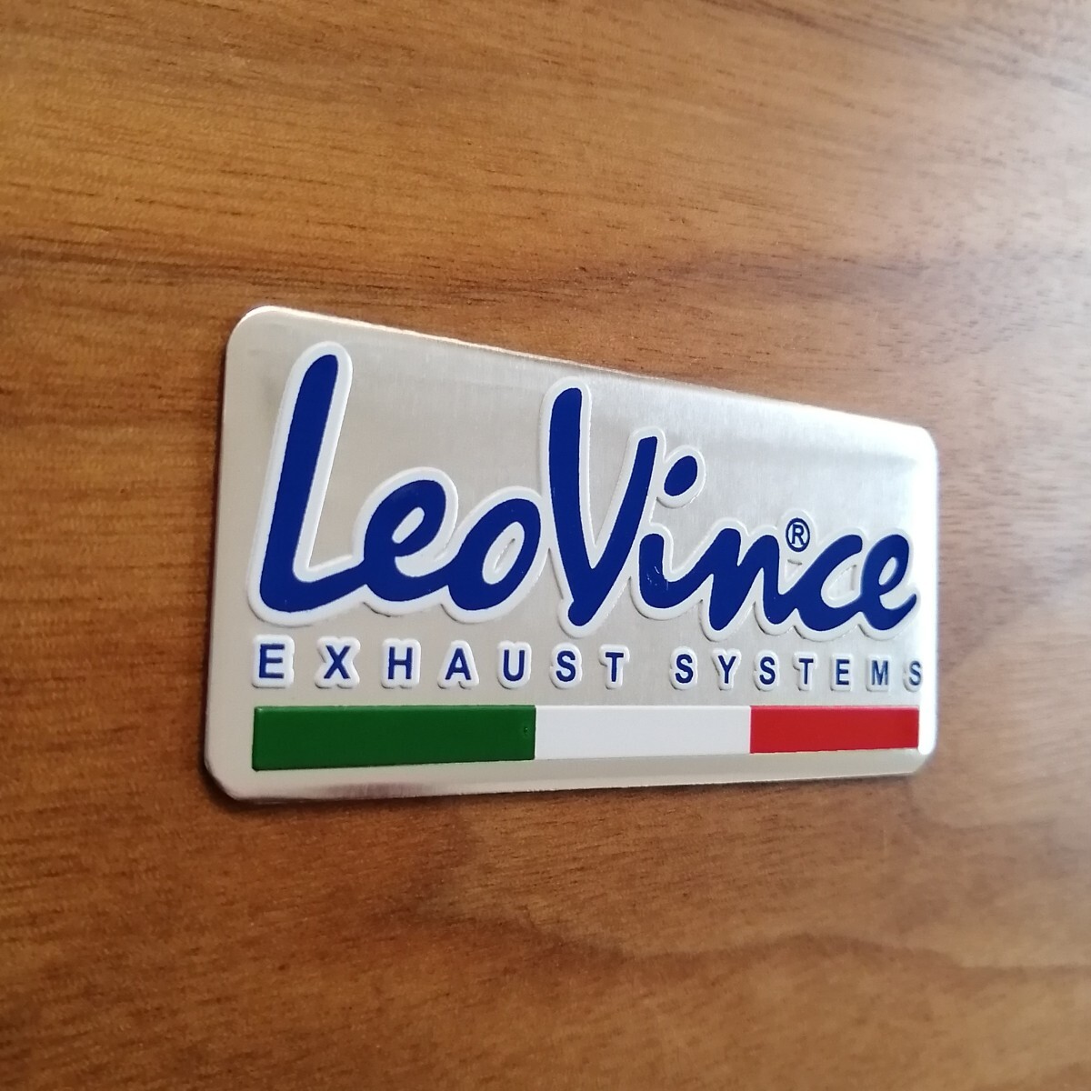 LeoVince（レオヴィンチ）アルミ耐熱ステッカー 縦35㎜×横75㎜_画像2