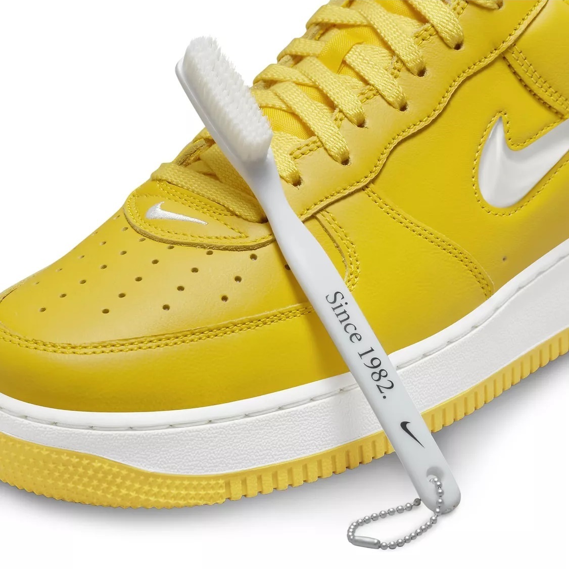 ☆NIKE AIR FORCE 1 LOW RETRO 黄/白 26.0cm ナイキ エア フォース 1 ロウ レトロ FJ1044-700_画像8