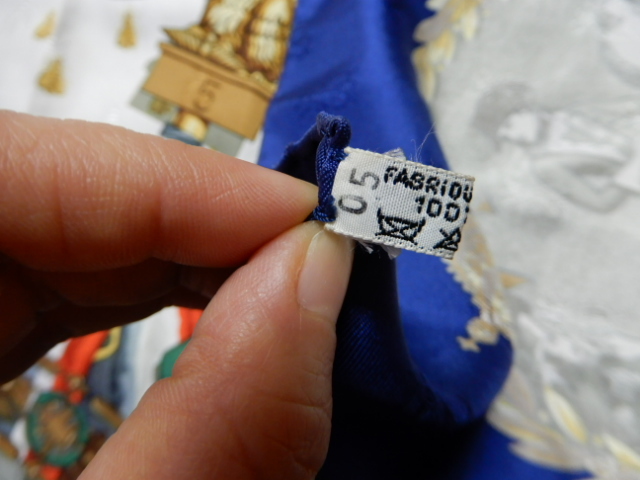 【正規品】　HERMES　エルメス　シルクスカーフ　ナポレオン　大判：約88cm×88cm　ブルー×オレンジ　紙の袋付き　e-560_画像9