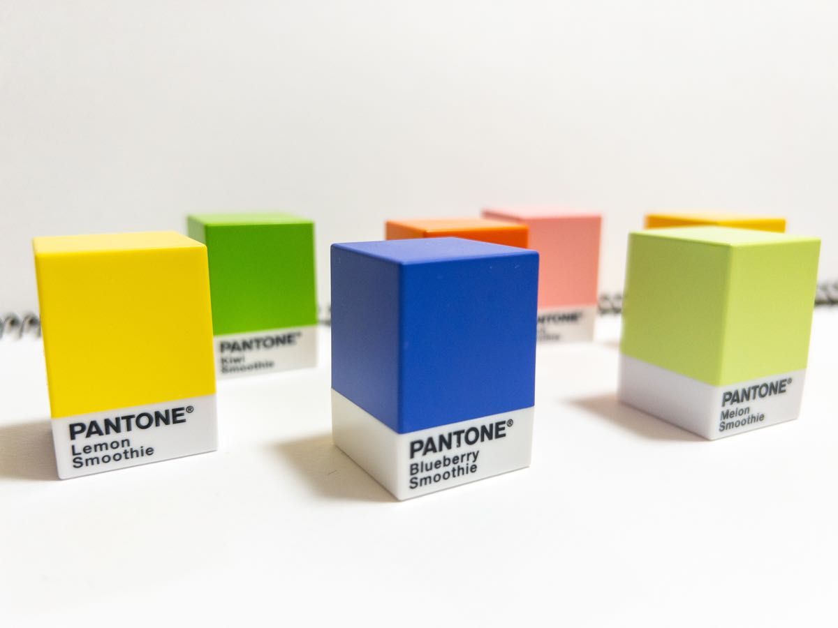 ガシャポン　PANTONE CUBE パントン