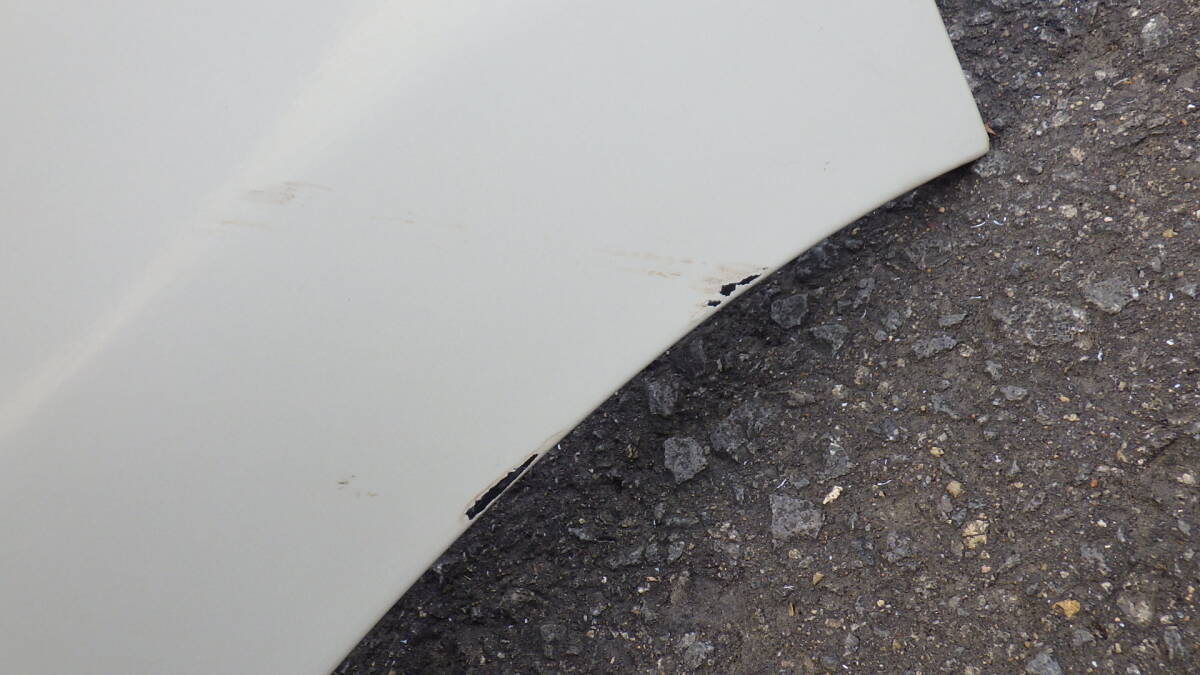 トヨタ　20　プリウス　NHW20　　リアバンパー　パールホワイト　062　管K0330-4_右側：塗装のはがれがあります。