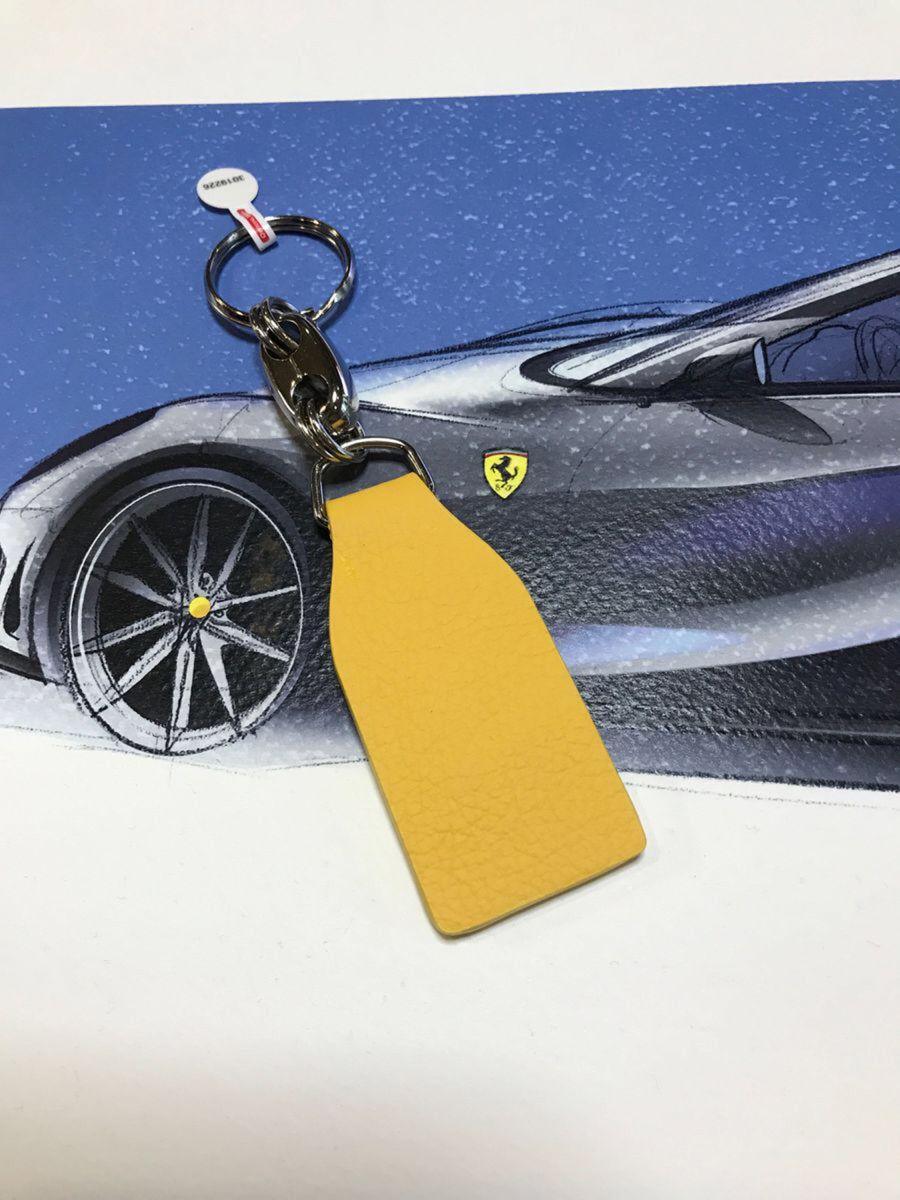 フェラーリ Ferrari 本革  オフィシャルキーホルダー新品未使用品 人気のイエロー  ギャランティーシール付