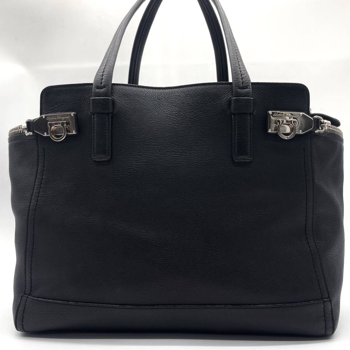 極美品/入手困難◎ フェラガモ Salvatore Ferragamo メンズ ビジネス トートバッグ アリアナ ガンチーニ A4収納 大容量 肩掛け レザー 黒_画像2