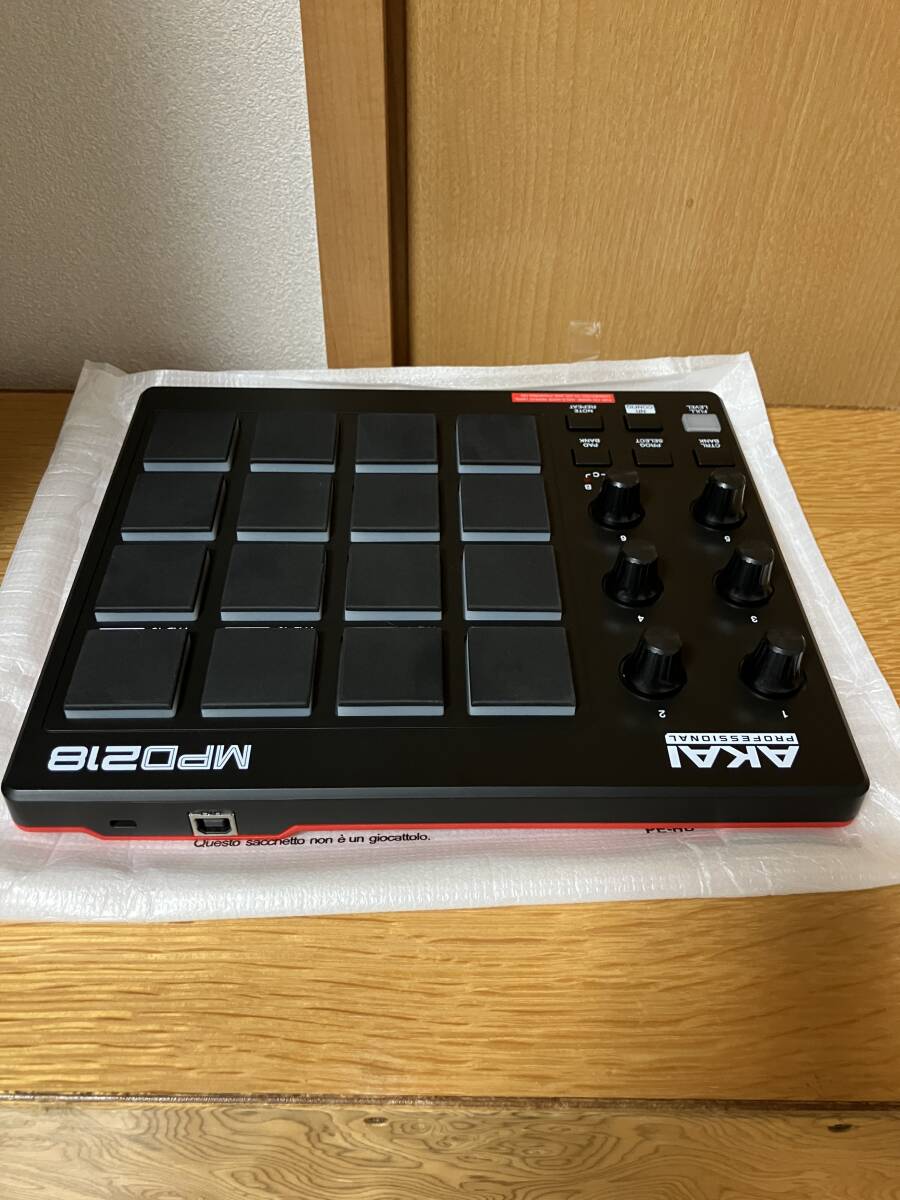 【新品同様超美品】MPD218 Akai アカイ Professional USB MIDIコントローラー 16パッド 音源ソフト付属_画像3