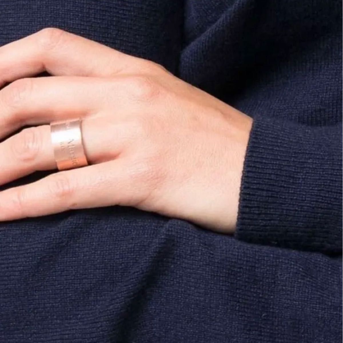 【関税込み】Maison Margiela ローズゴールド ロゴ リング 希少・特価】Maison Margiela メゾンマルジェラ 12mm ロゴ