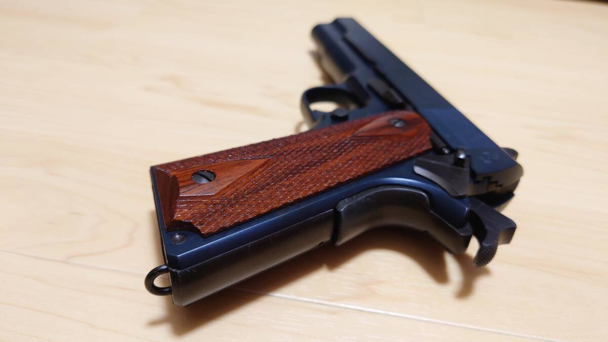 【ワケ有り品・スライド開き有り】WA ウエスタンアームズ M1911 ブルー塗装仕上げ 木製グリップ SCWver3_各所初期型M1911の形状です！