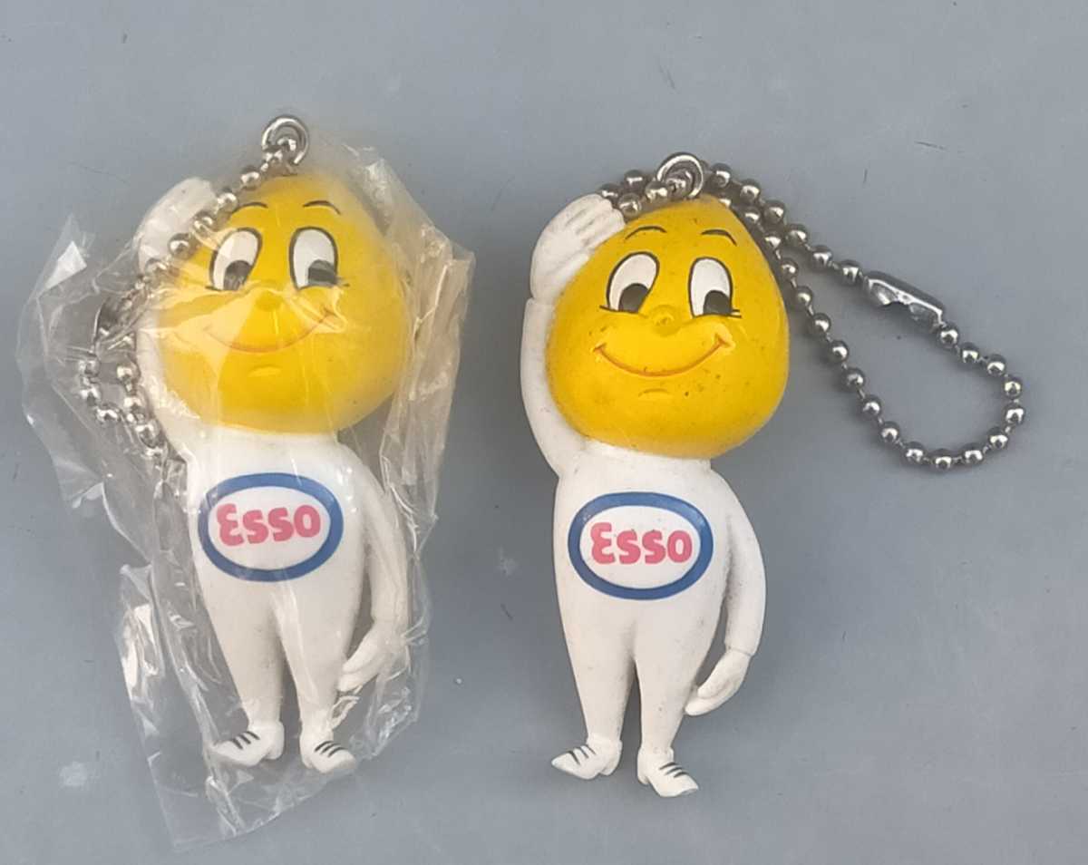 ESSO BOY　エッソ・ボーイ ボールチェン付き　キーホルダー 高さ約6㎝ / 新品未開封 エッソ石油・ノベルティ_左がお届けする未開封品で右はサンプル