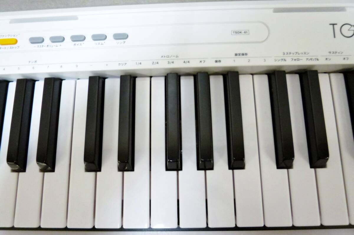 トルテ　電子キーボード　TSDK-61　動作良好　61鍵盤　軽量スリム設計　初心者　鍵盤楽器　ホワイト　TORTE