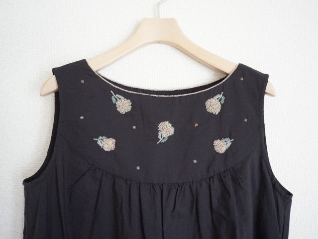  cat pohs 290 jpy [ regular price 1.3 ten thousand ] Anatelier beads flower embroidery blouse 40 navy blue ab1 anatelier