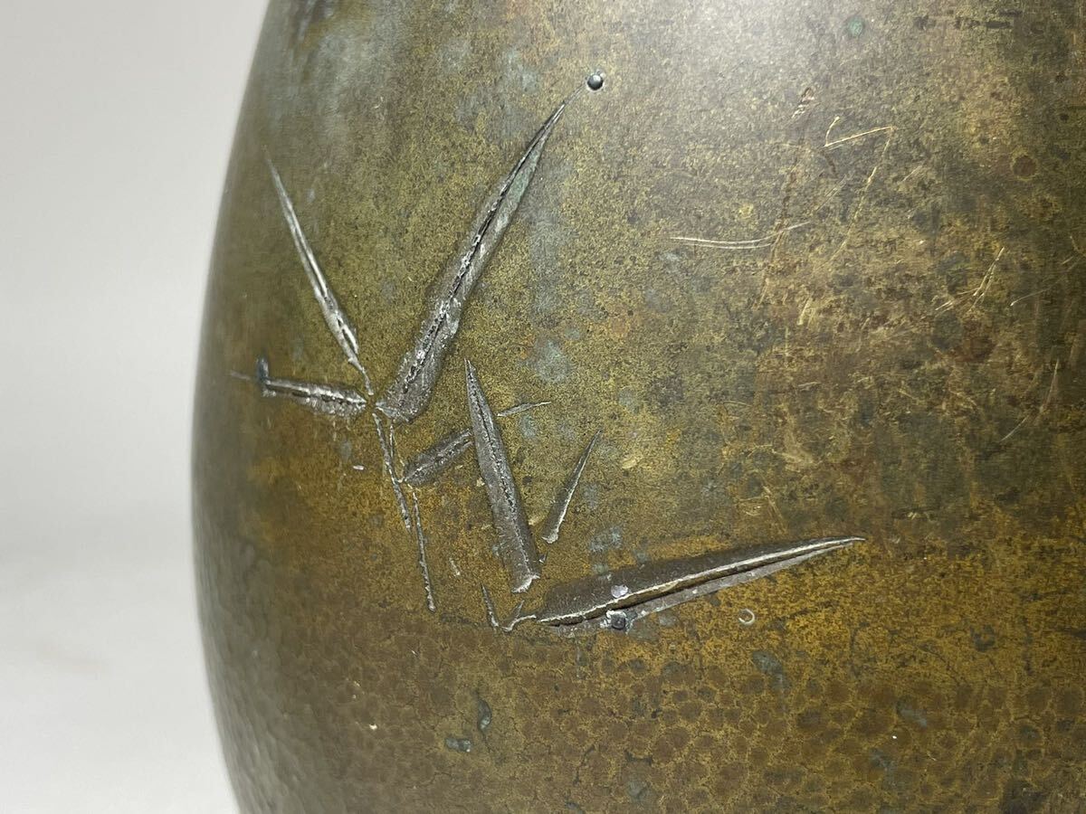 DH225 △ 金谷 五郎三郎作 竹図彫銅花瓶 在刻銘 花生 花器 古道具 時代品 凹み有り H24.8cmの画像6