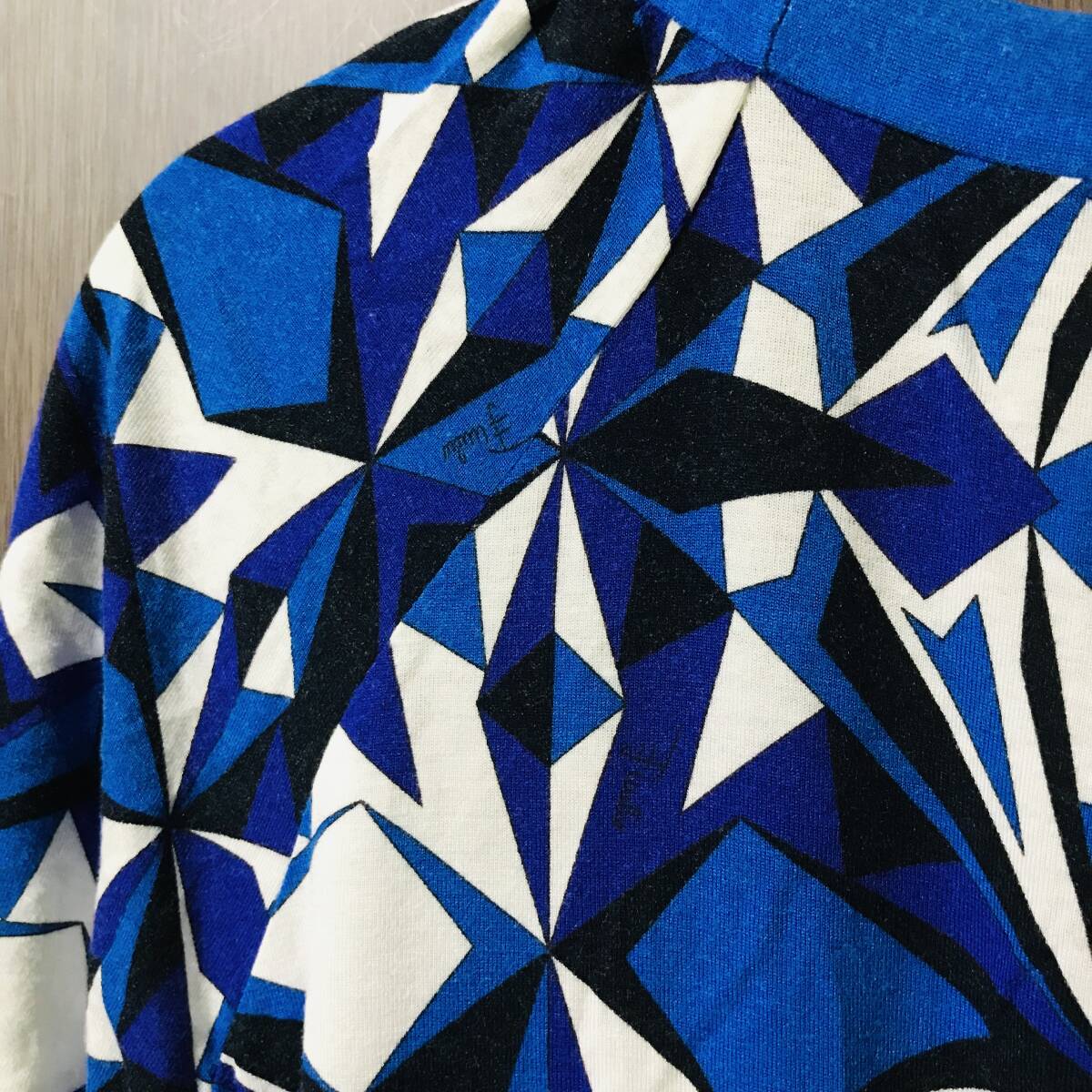 エミリオプッチEMILIO PUCCIのシルクのトップスセット　幾何学模様　ブルー、ブラック　人気のデザイン_画像7