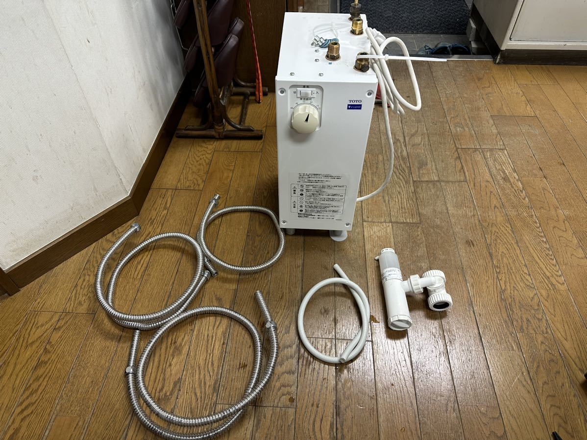 中古品 TOTO 電気温水器 REW06A1E1 作動品　　付属品共　送料込み