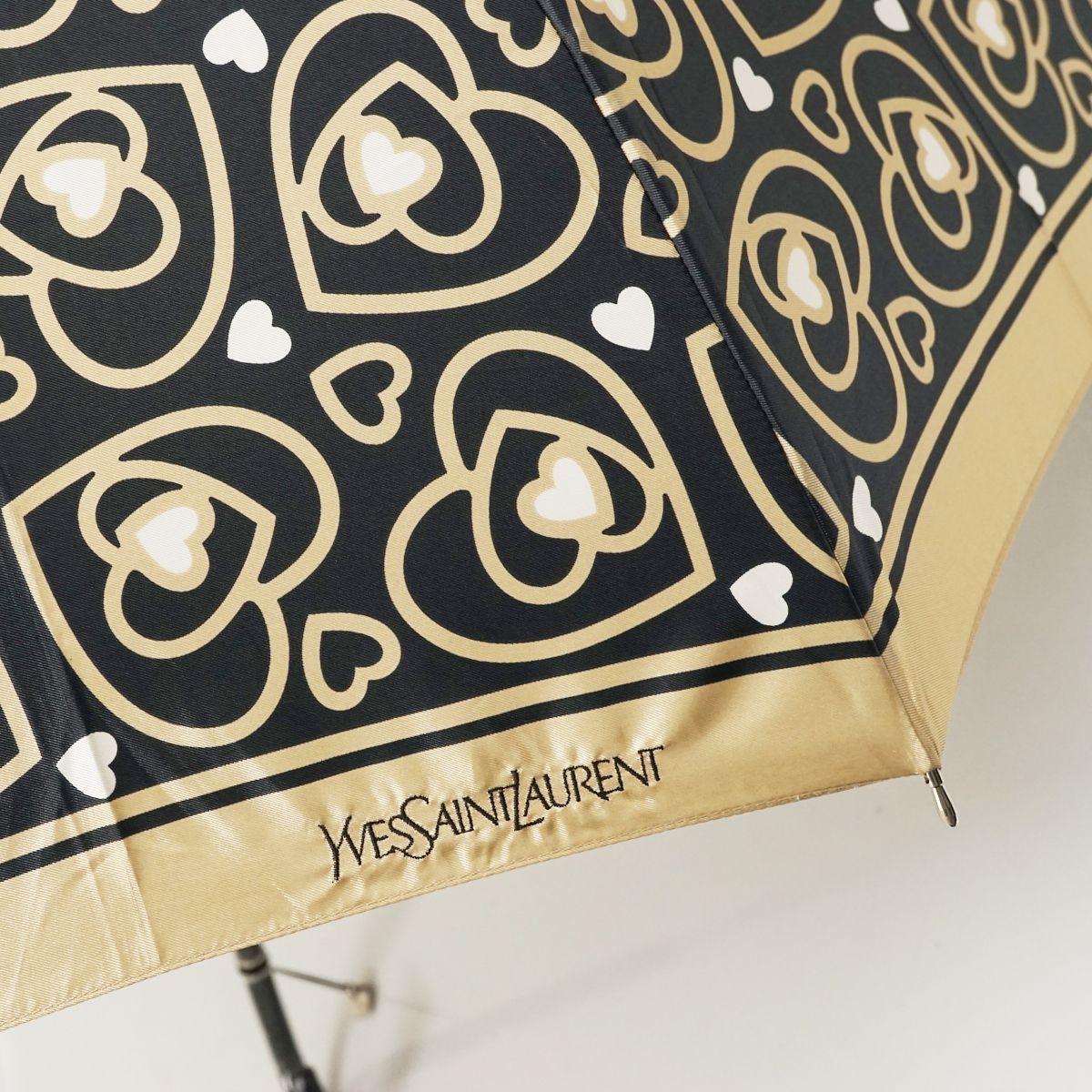 傘 YSL イヴサンローラン USED美品 ブラック ベージュ ハートプリント ロゴ刺繍 グラス骨 おわん型 ハートチャーム 60cm S A0343の画像5