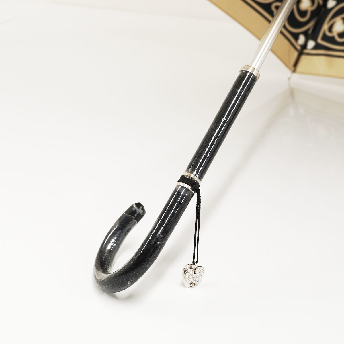 傘 YSL イヴサンローラン USED美品 ブラック ベージュ ハートプリント ロゴ刺繍 グラス骨 おわん型 ハートチャーム 60cm S A0343の画像4
