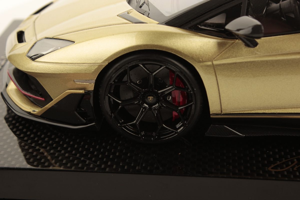 2024最新のスタイル 世界で1台 赤字即決 完全未開封 最高級カーボン台座 MR 1/18 BBR