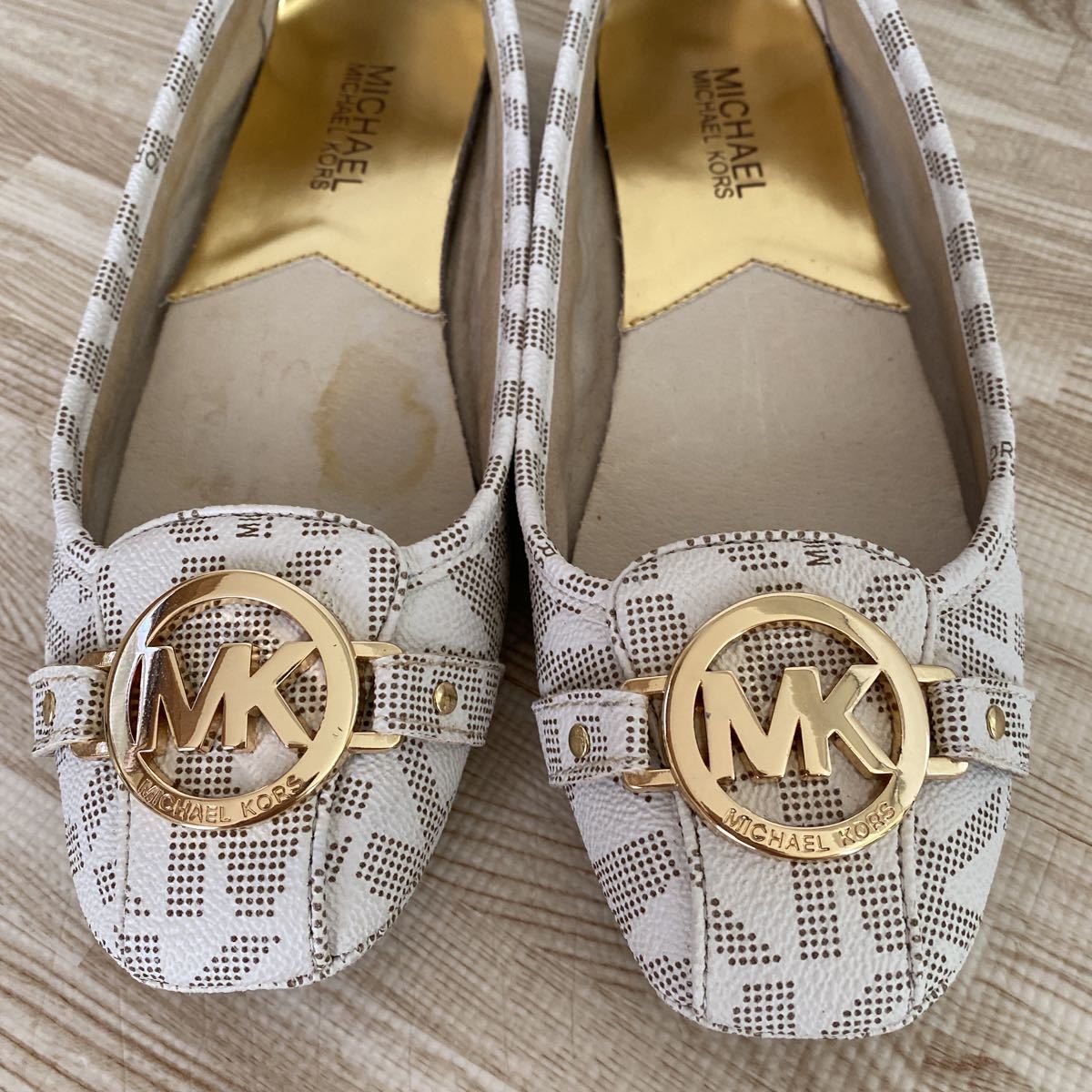 MICHAEL KORS　シューズ　23.5cm バレエシューズ パンプス　モノグラム柄　ゴールドMKロゴチャーム付　フラットシューズ_画像3