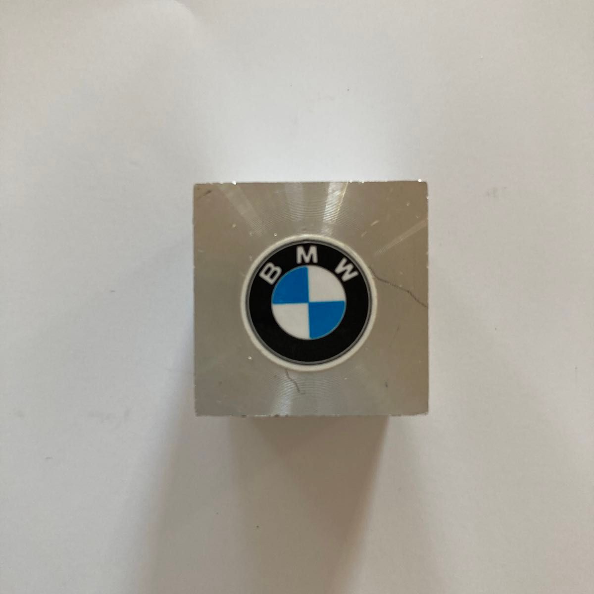 BMWのペーパーウェイトです。約2.5cmの立方体で重量約39.5g、スリットの幅は約1.5〜2mm弱です。アルミ合金だと思います