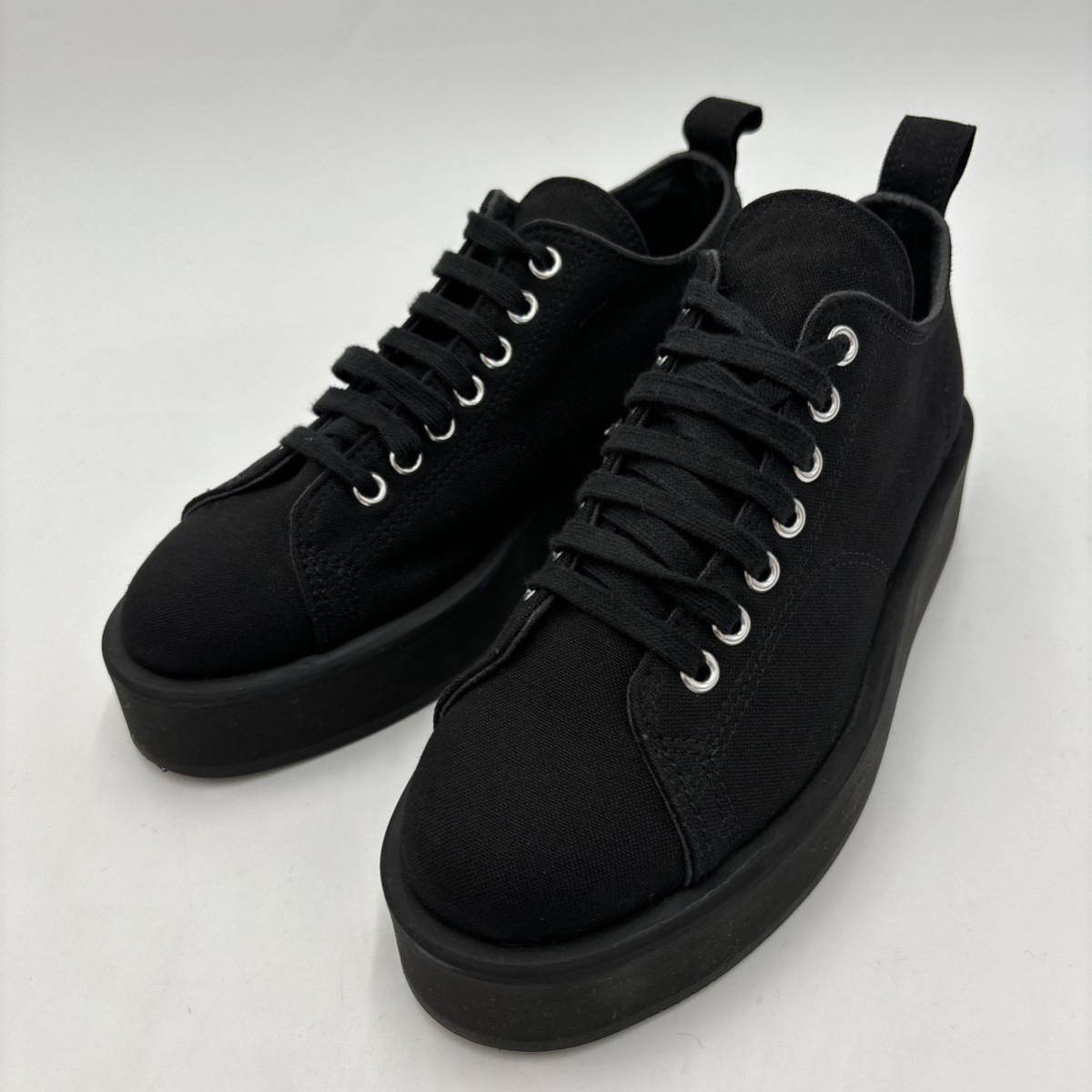 ＊ 美品 箱付き 日本製 '高級感溢れる' COMME des GARCONS コムデギャルソン 厚底 キャンバス スニーカー 23cm レディース シューズ BLACK_画像2