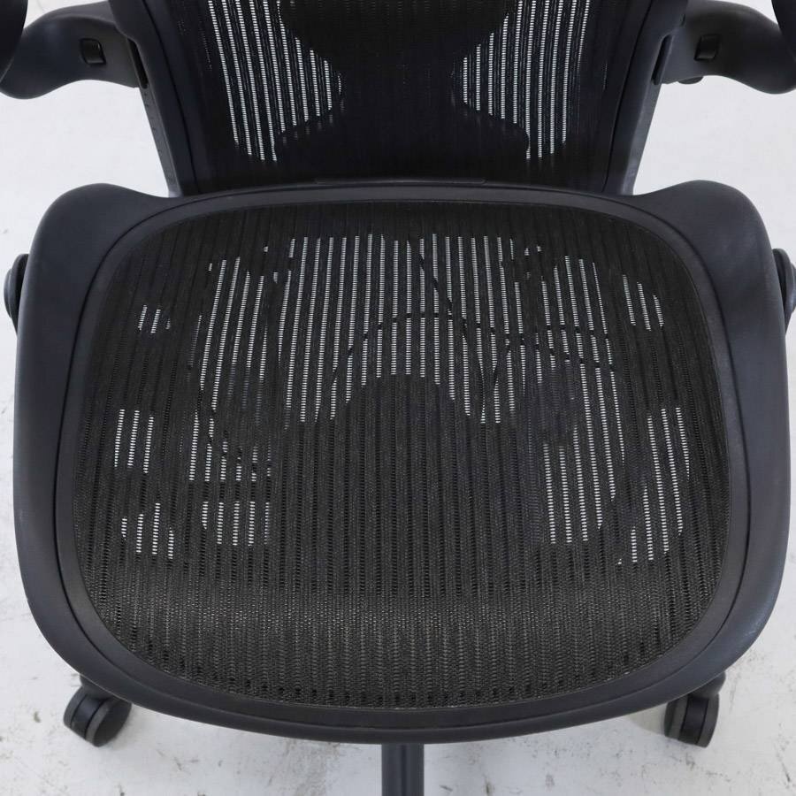 ハーマンミラー アーロンチェア フル装備 Bサイズ グラファイトカラー HermanMiller★805h04の画像3