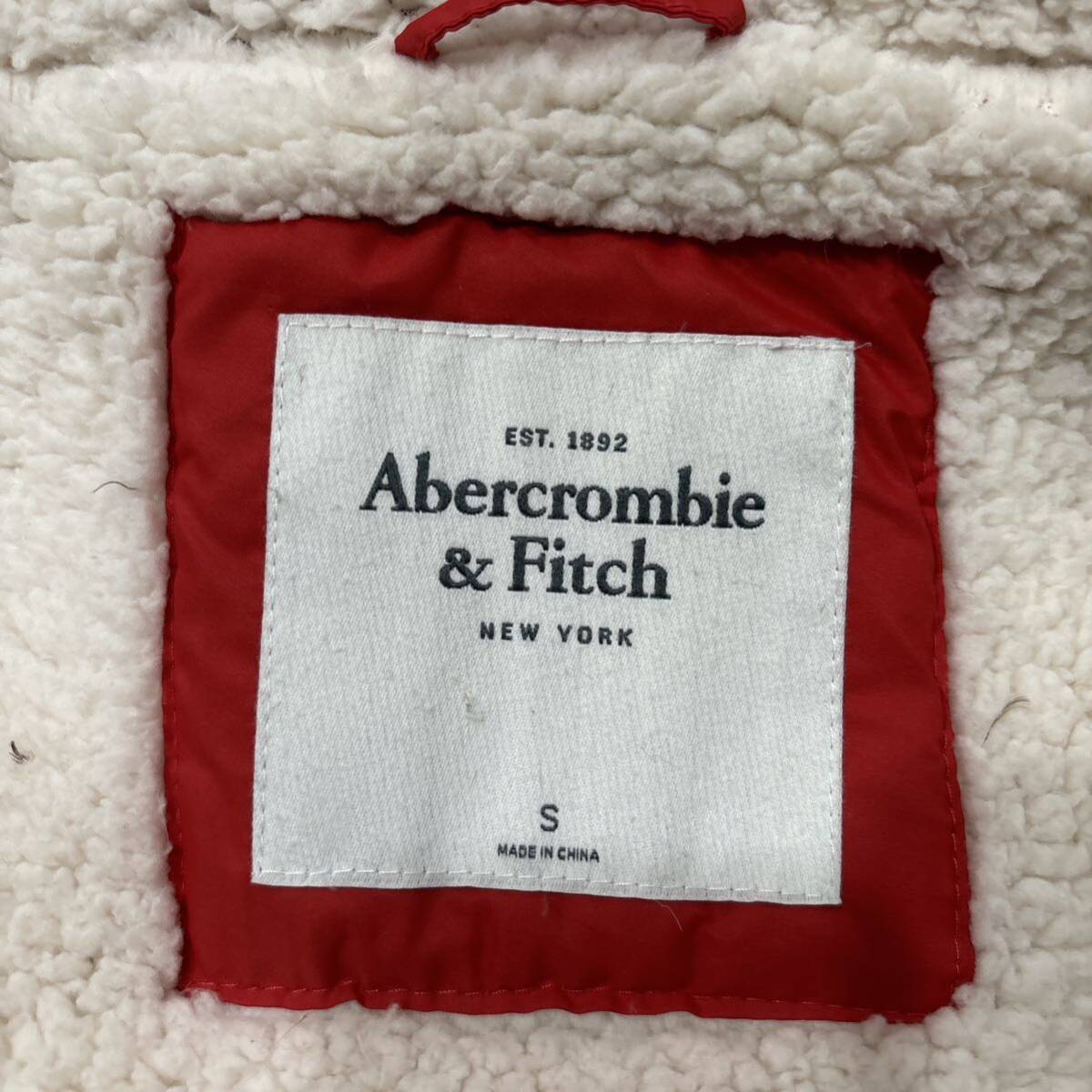 OOО ＊ 良品 保温性抜群 '人気モデル' Abercrombie&Fitch アバクロンビー&フィッチ 裏地ボア 中綿 ダウンジャケット S メンズ アウター_画像6