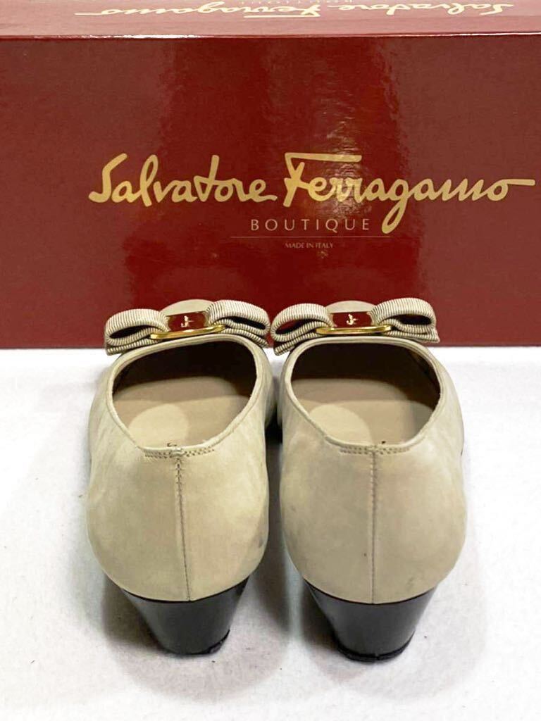 Salvatore Ferragamo サルヴァトーレ フェラガモ ヴァラリボン サイズ5.5 ローヒールパンプス　ベージュ系　イタリア製_画像3