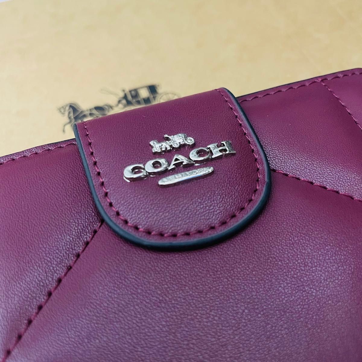 Coachコーチレディース二つ折り財布　新品　ワインレッド色　キルティング調　 アウトレット