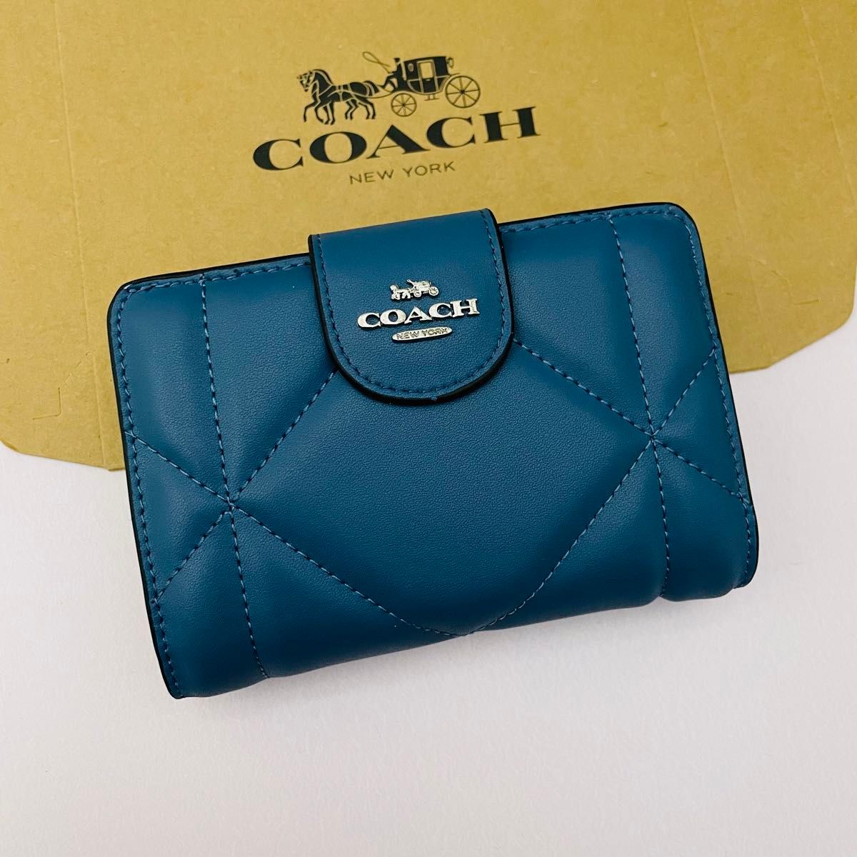 Coachコーチレディース二つ折り財布　新品　サックスブルー色　キルティング調　 アウトレット