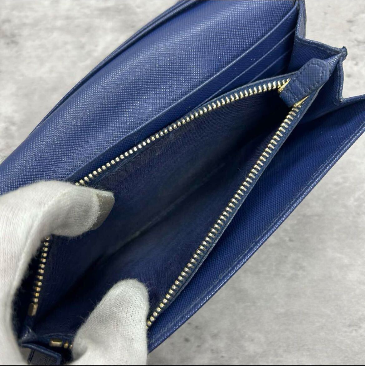 【極美品】 PRADA プラダ メンズ ビジネス 長財布 二つ折り 金ロゴ ファスナー サフィアーノ レザー 本革 ブルー ネイビー 青 紺色 ホックの画像9