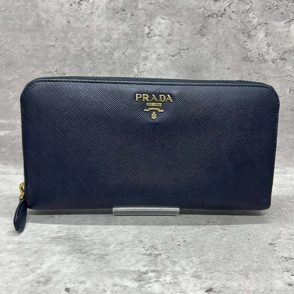 【極美品】 PRADA プラダ メンズ ビジネス 長財布 ラウンドファスナー 金ロゴ サフィアーノ レザー 本革 ネイビー 紺色 型押し 男女兼用の画像2