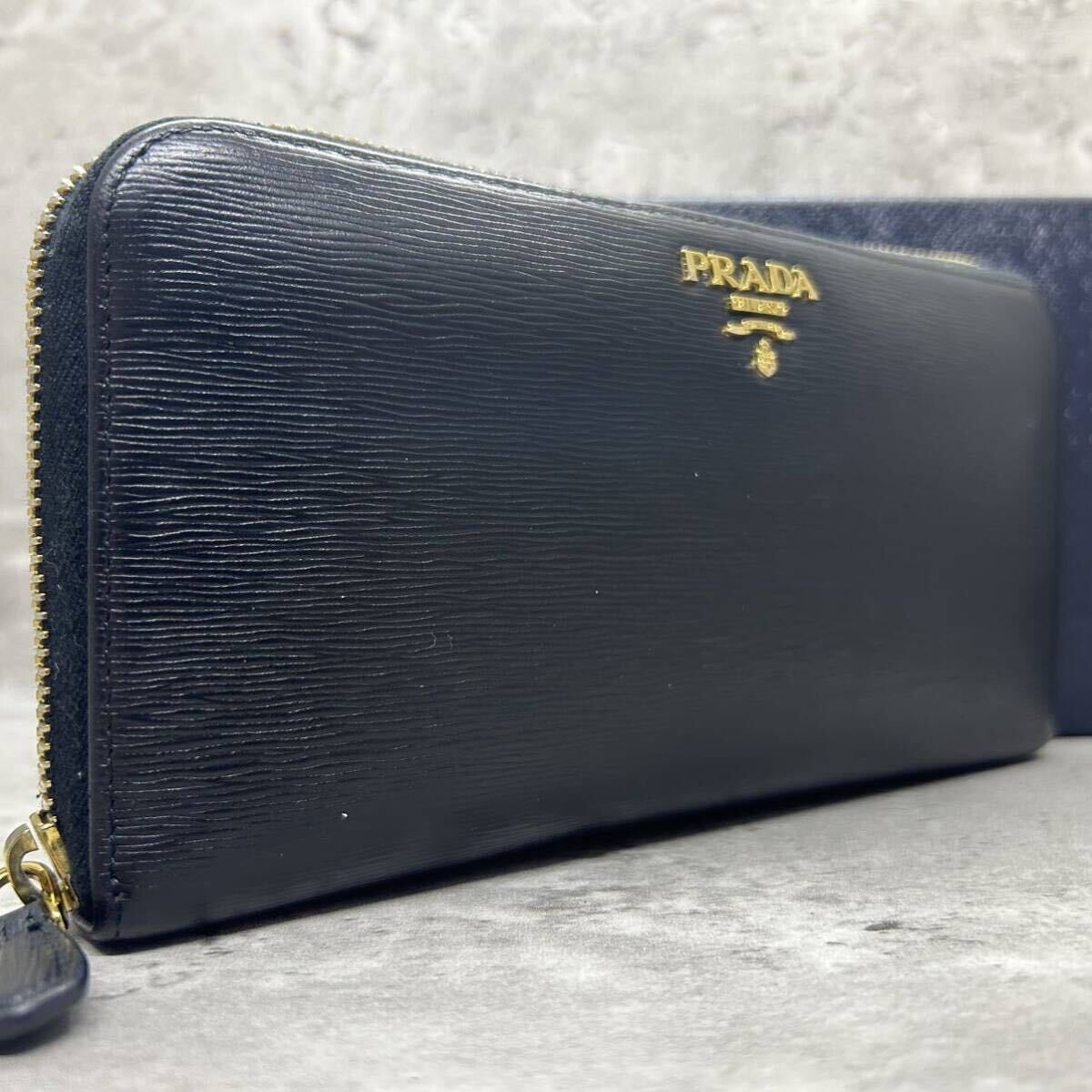 【極美品】 PRADA プラダ 長財布 ラウンドファスナー 金ロゴ ヴィッテロムーブ レザー 本革 ブラック 黒 メンズ レディース ビジネス 紳士