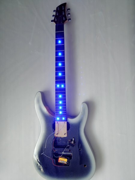 作成途中のLED光るギター　ジャンク