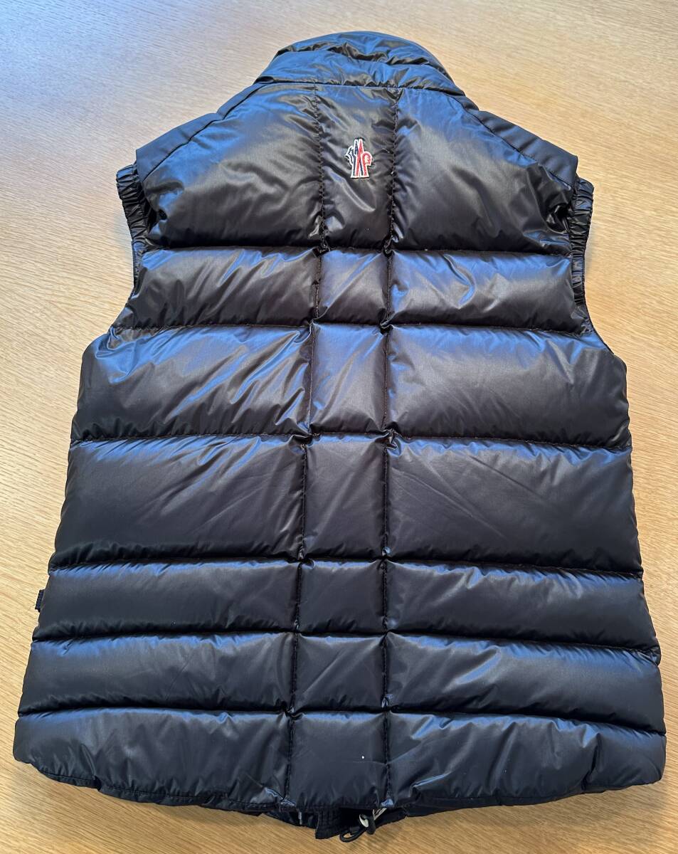 1円スタート！MONCLER GRENOBLE KOSTEMBERG GILET SIZE 0 モンクレール ダウンベスト 希少サイズ マットブラック_首元にロゴエンブレム