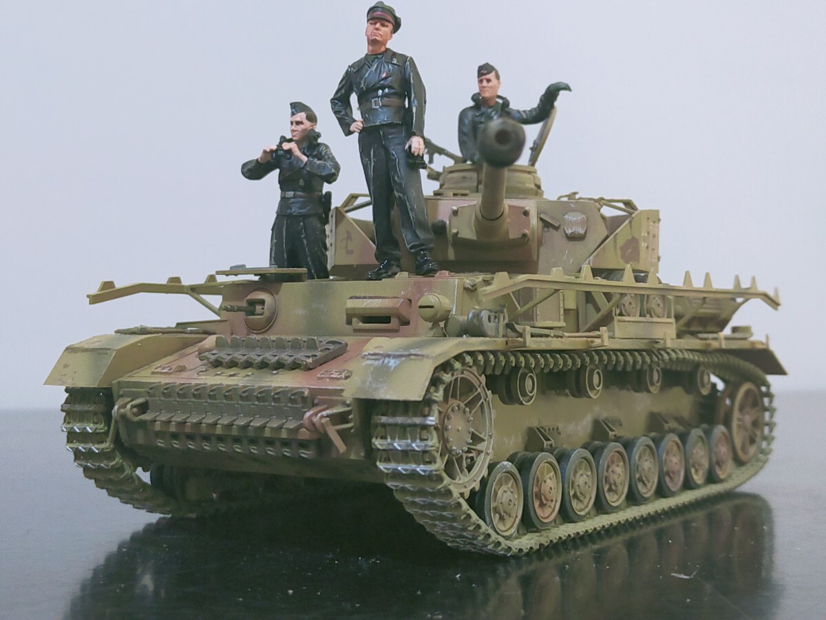 タミヤ 1/35 ドイツ 4号戦車 J型 塗装済み 完成品 ドイツ兵４体とクリアケースが付きます_戦車兵追加します（左の2体）