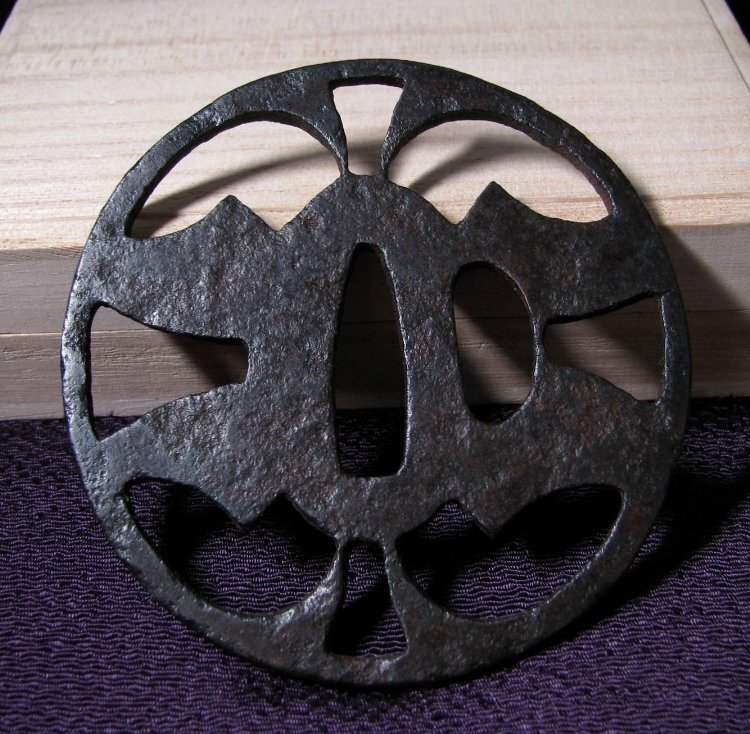 鉄鍔 鐔 (在銘 波図) 時代物|鍔、刀装具 鉄鍔 鐔 (在銘 波図) 時代物|鍔、刀装具