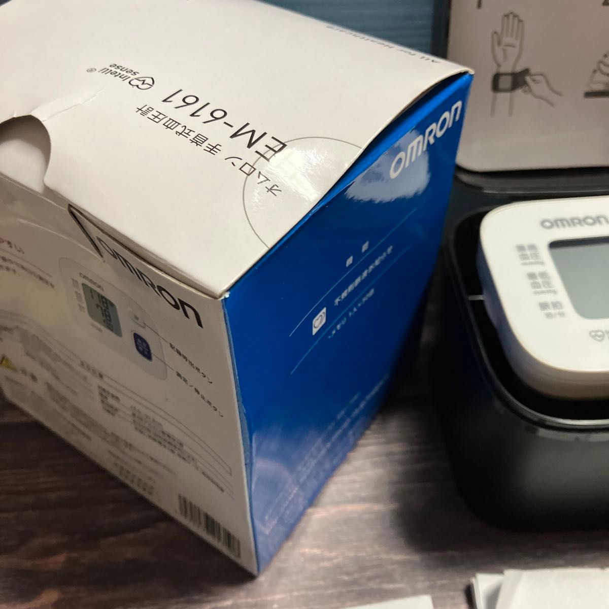 美品　箱付き　取扱説明書付き　OMRON オムロン 手首式血圧計 HEM-6161  電池式