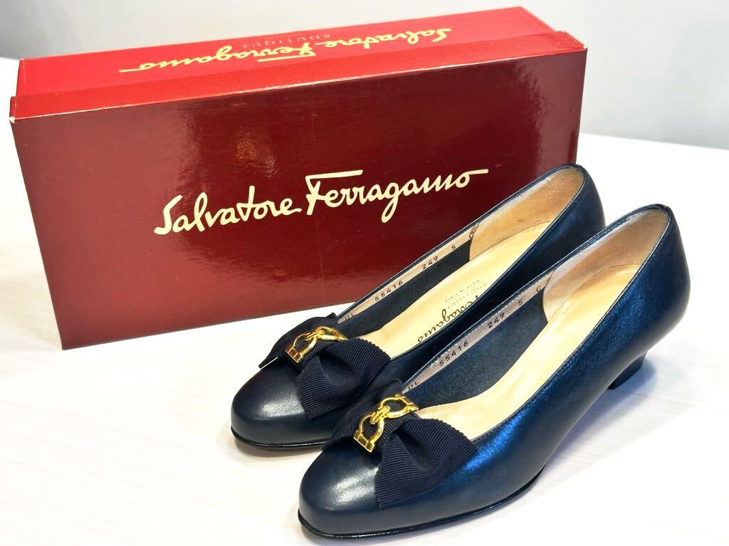 (送料無料)中古品 Salvatore Ferragamo サルヴァトーレ フェラガモ ガンチーニ パンプス☆ネイビー☆サイズ 5(22.5㎝)ヒール高 約4.2㎝_画像1