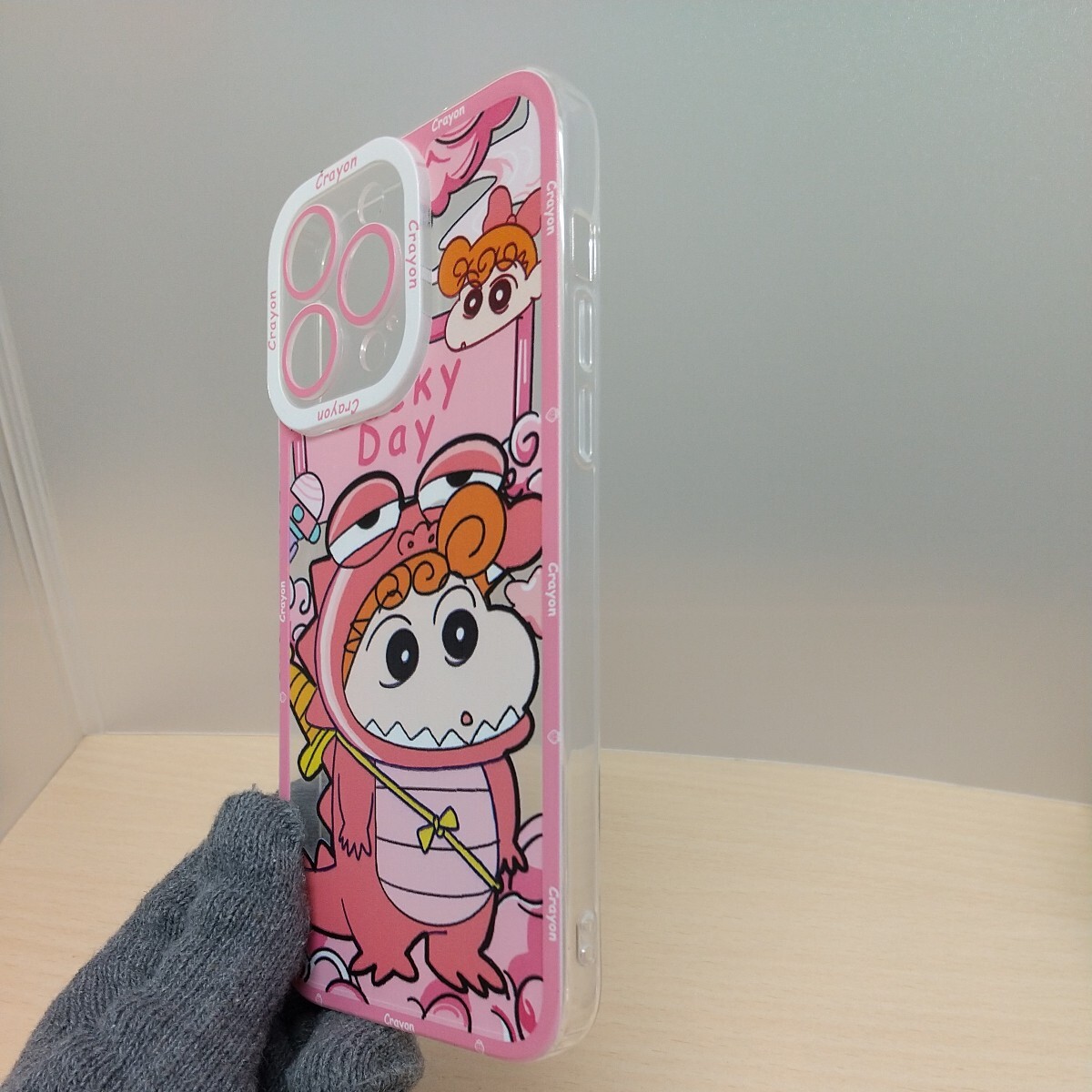 y031819fm クレヨンしんちゃん iPhone 14 Pro Max 用 ケース 薄型 シリコンカバーピンク