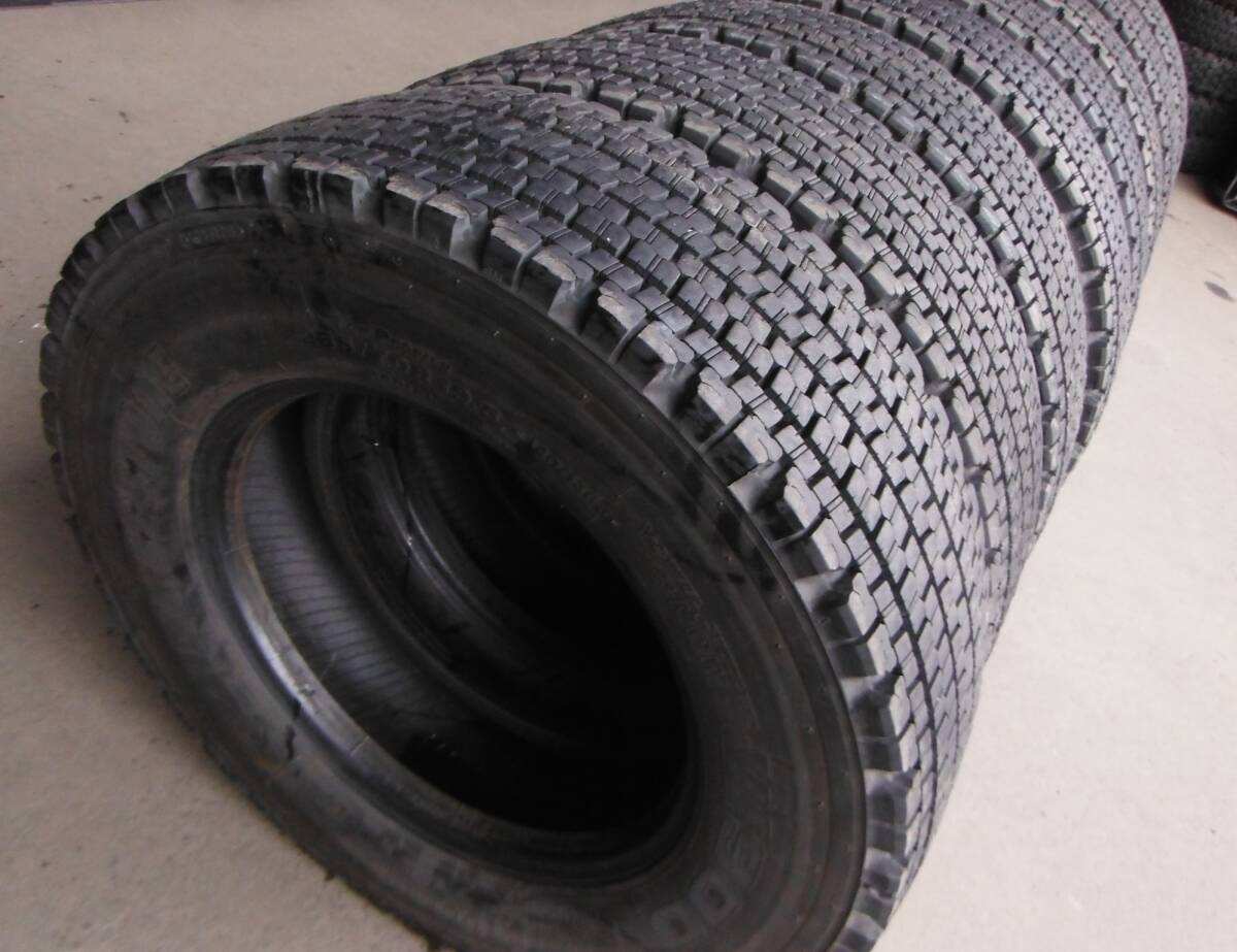 T1892　超バリ山 8本SET価格! 265/70R19.5 140/138J ブリヂストン W900 スタッドレス 再生タイヤ 265/70-19.5 265/70/19.5 更生 リトレッド_画像2