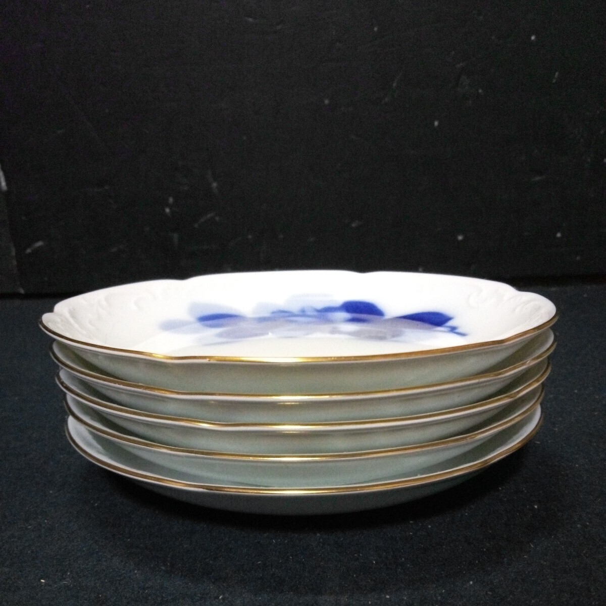 OKURA 大倉陶園 洋食器 小皿 ケーキ皿 デザート皿 ブルーローズ 金彩 5客セット 直径約15cm _画像2