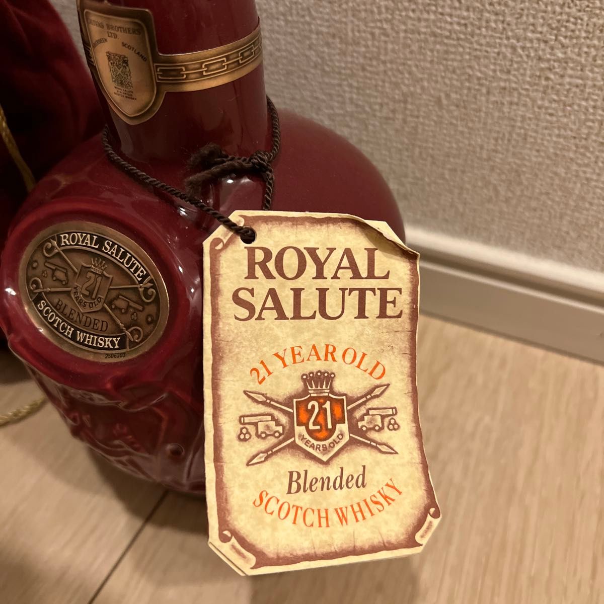 ロイヤルサルート ROYAL SALUTE 21年　ウイスキー 陶器ボトル 赤 古酒 スコッチウイスキー スコッチ　未開封　袋付き