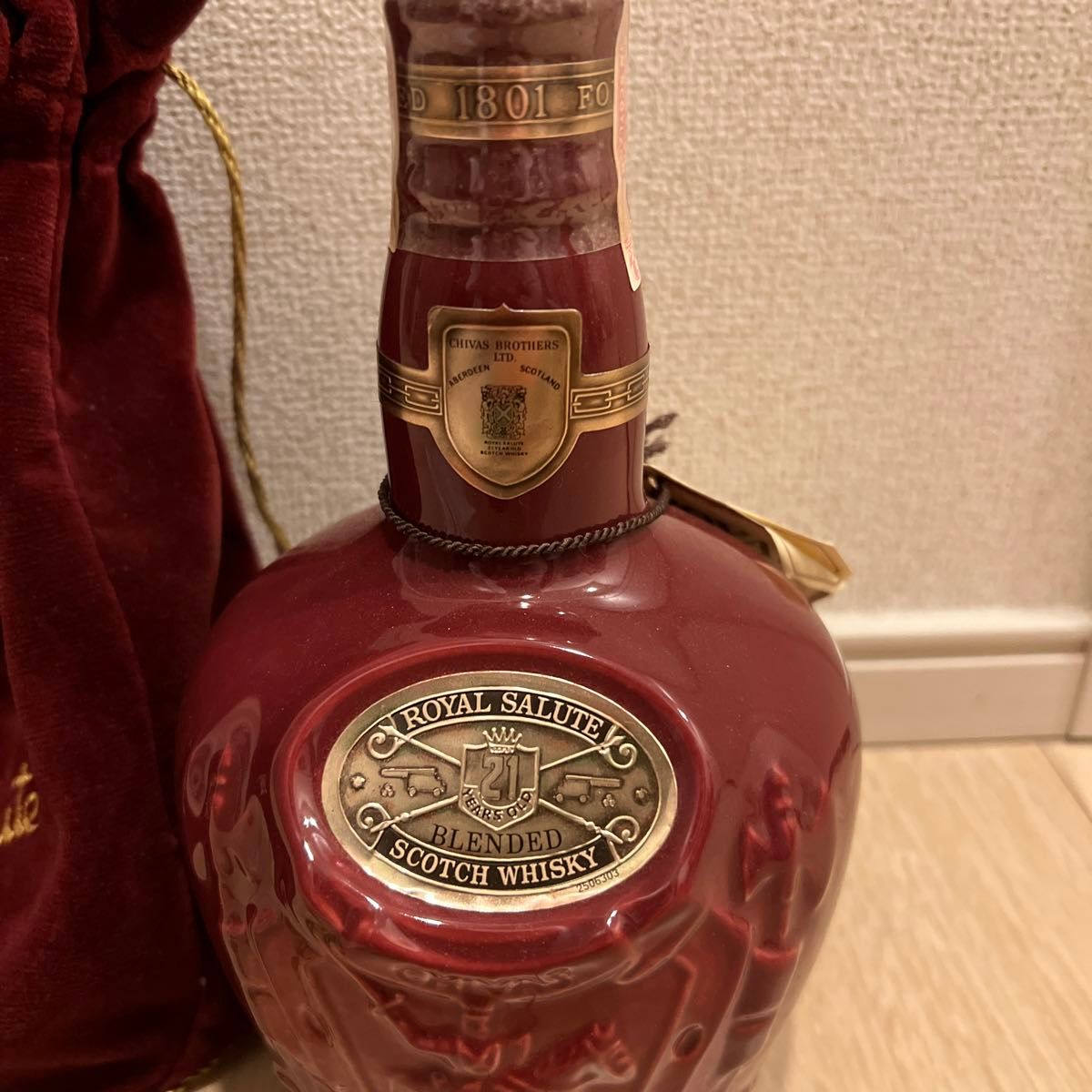 ロイヤルサルート ROYAL SALUTE 21年　ウイスキー 陶器ボトル 赤 古酒 スコッチウイスキー スコッチ　未開封　袋付き