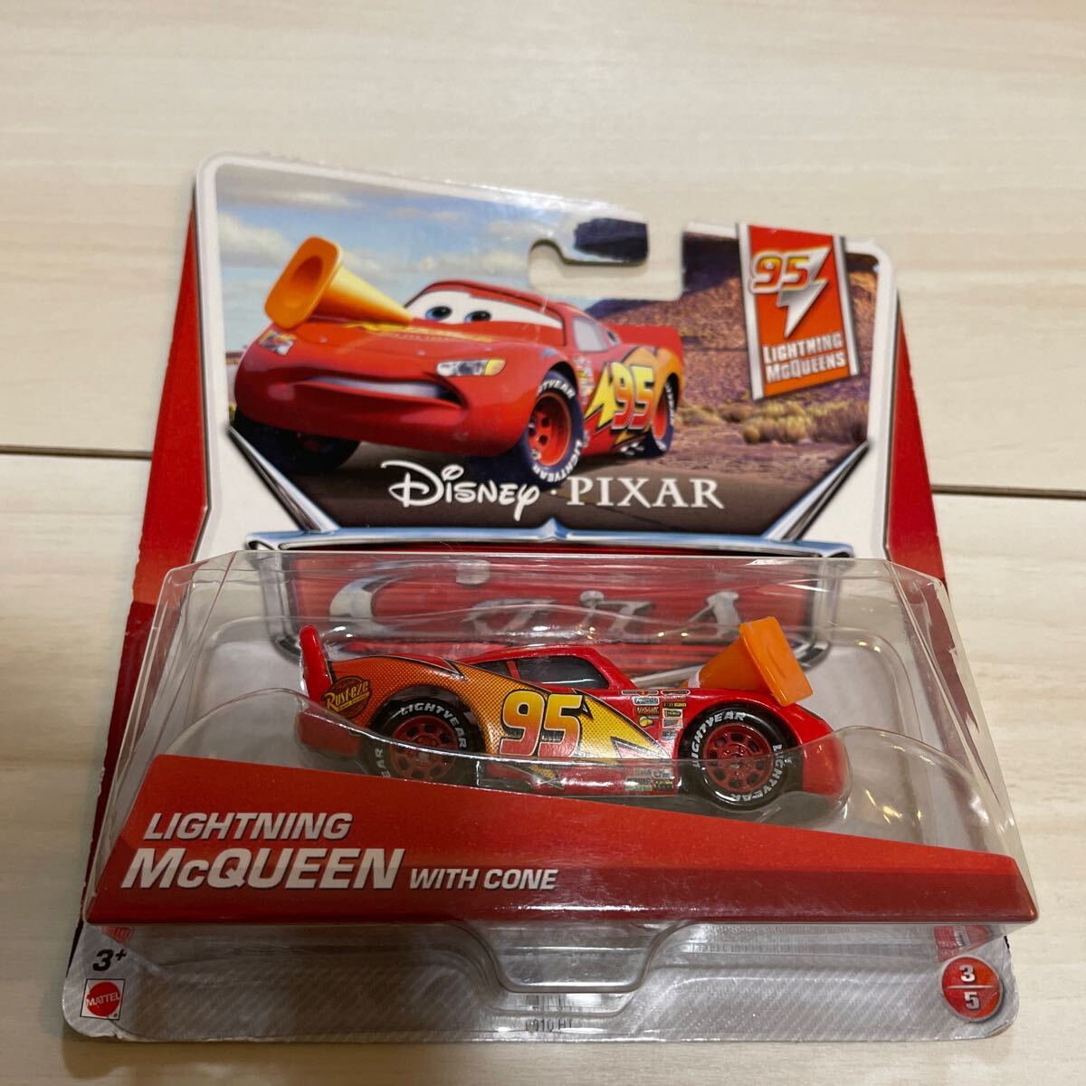 マテル カーズ ライトニング マックィーン ウィズ　コーン CONE Lightning McQueen ミニカー　キャラクターカー MATTEL CARS パイロン_画像1