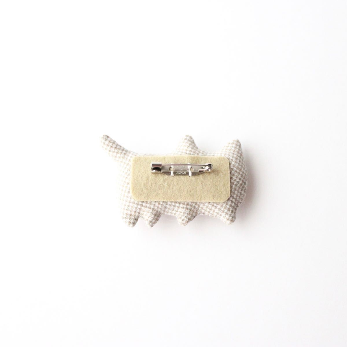 【ゆるねこブローチ】ハンドメイド手作り布アクセサリー　猫モチーフ　茶色チェック柄
