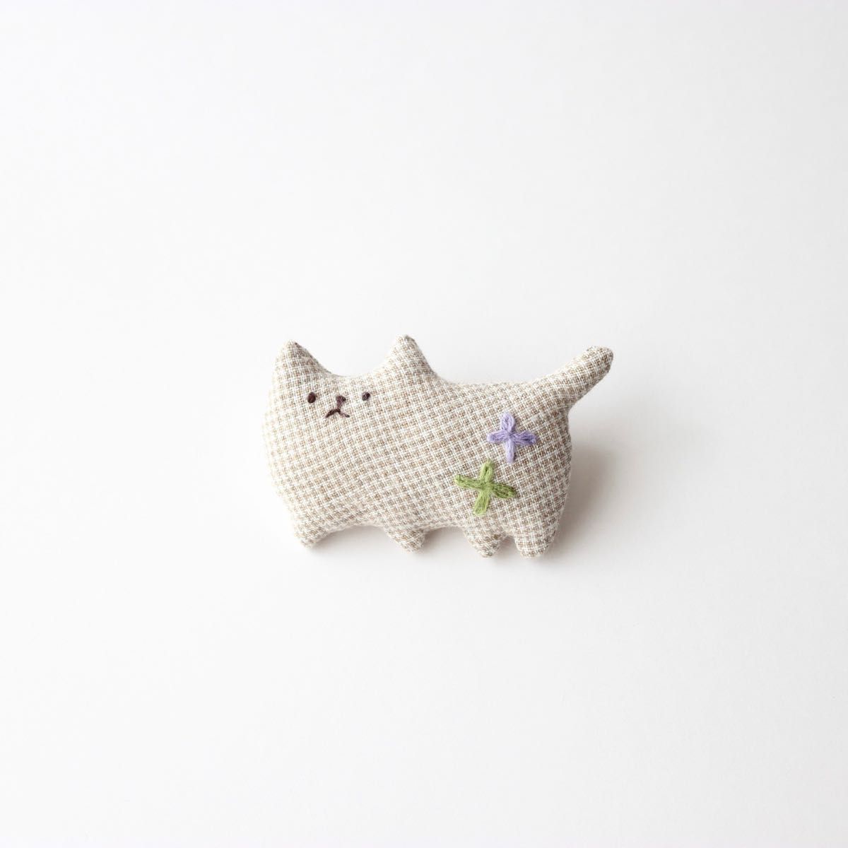 【ゆるねこブローチ】ハンドメイド手作り布アクセサリー　猫モチーフ　茶色チェック柄