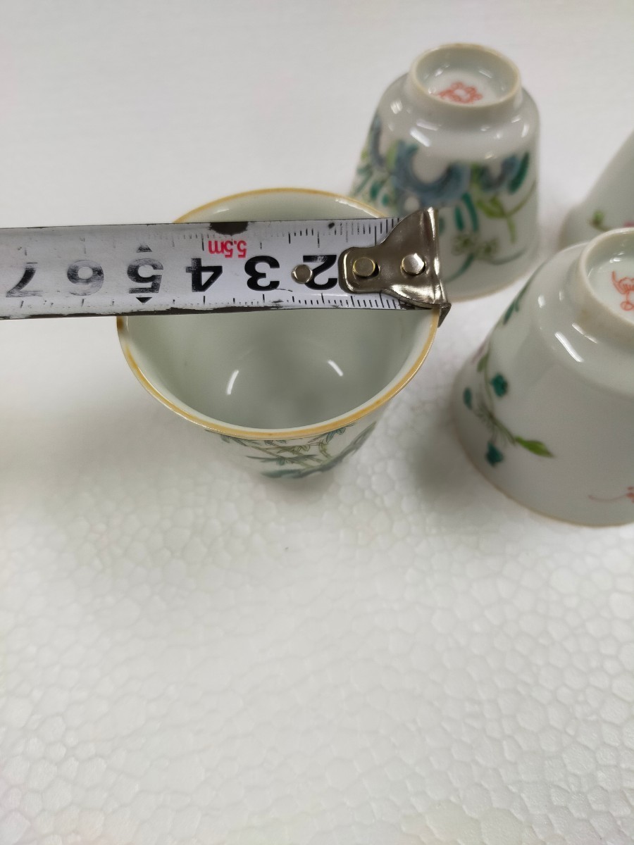 再出品 美品 年代不明 中国美術 青花 人物 粉彩 染付 唐物 景徳鎮 煎茶道具 4客 湯呑 茶器_画像3