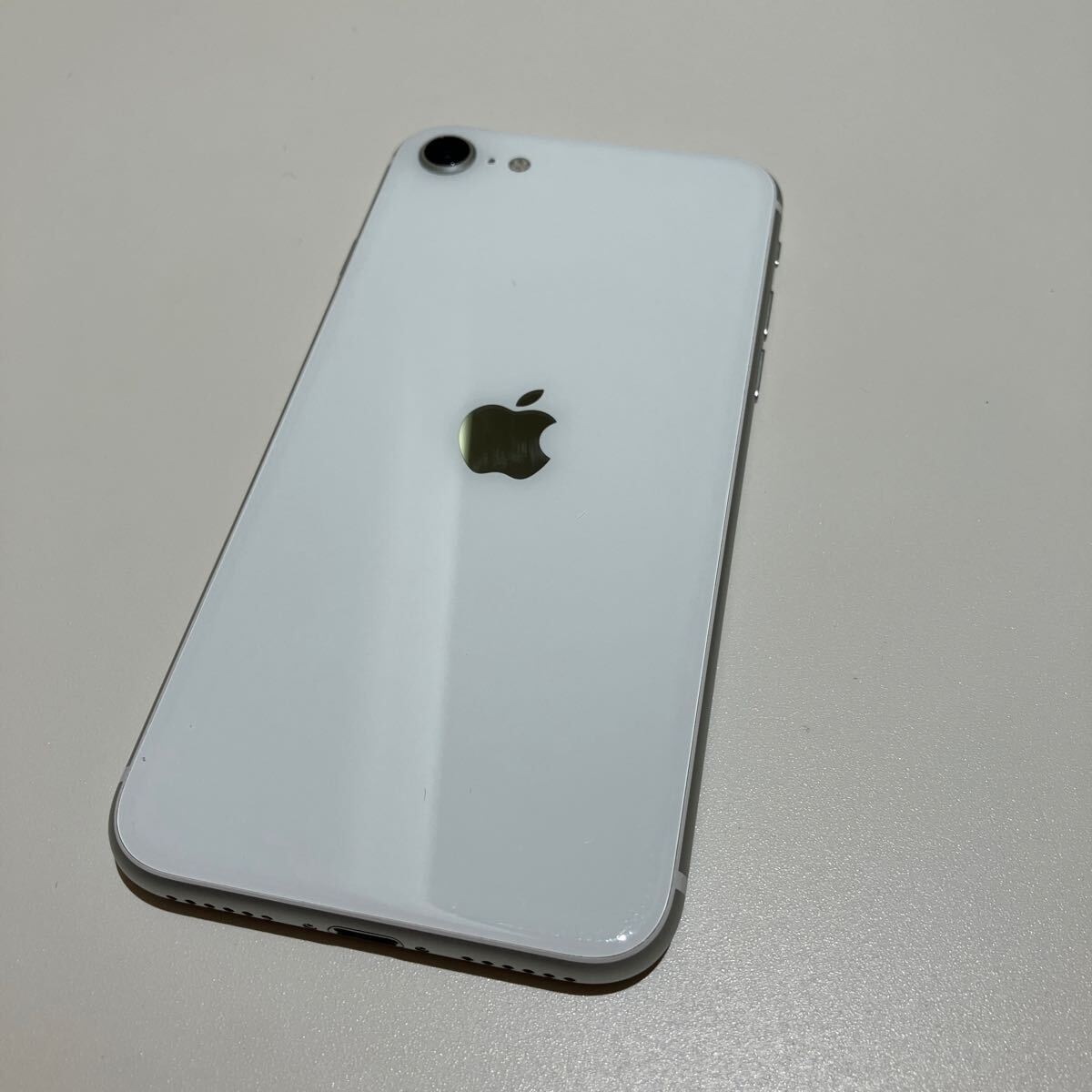 SoftBank SIMロック解除済み iPhone SE2 第2世代 64GB ホワイト MHGQ3J/A Apple 本体のみ ◯判定 HON-K-17 同梱不可の画像2