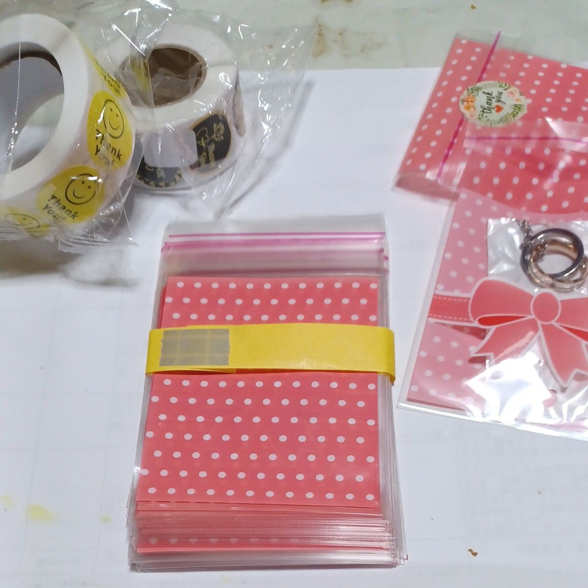 サンキューシール2巻 & オップ袋のり付 50枚 セット☆フリマの品物やプレゼント用ラッピングセット包装用に如何でしょうか？