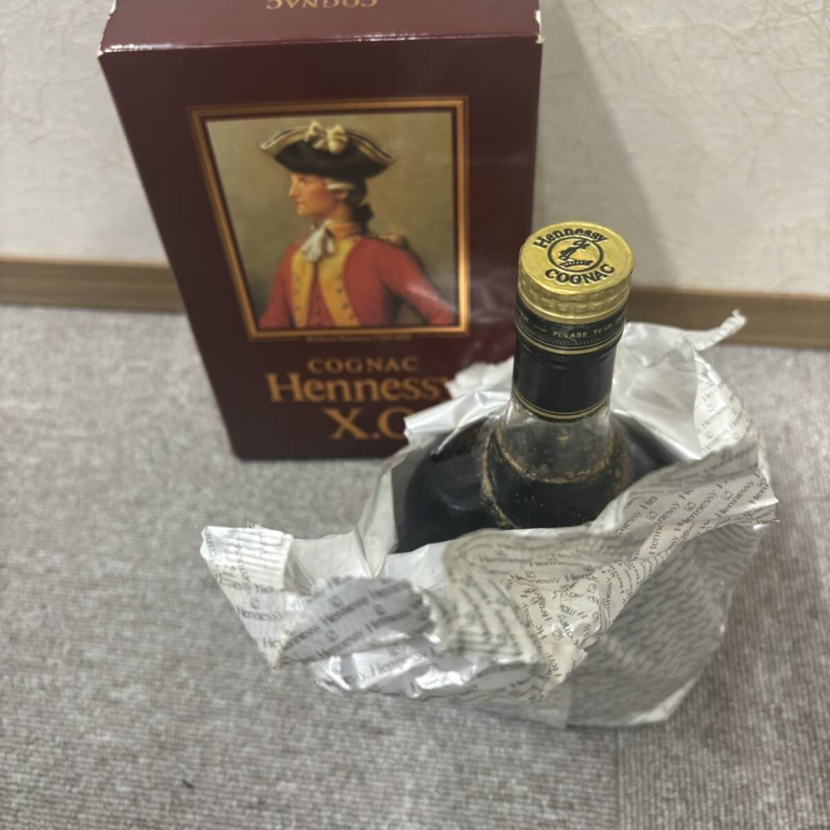 【MYT-3236】 未開栓 Hennessy ヘネシー XO 金キャップ クリアボトル 40% 700ml 液面低下、ラベル汚れ有 保管品 ブランデー お酒 写真参照_画像2